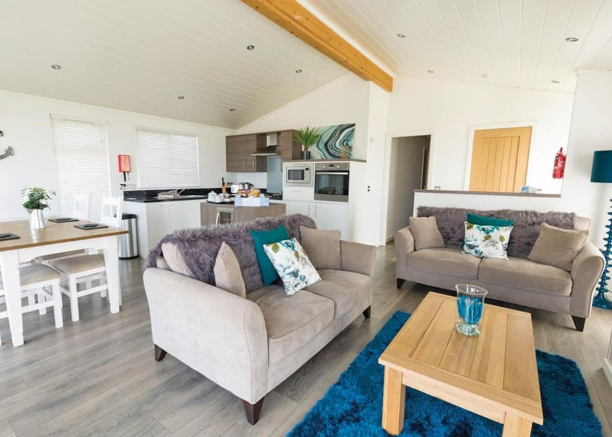 Fishguard Bay Resort Llanllawer Exterior foto